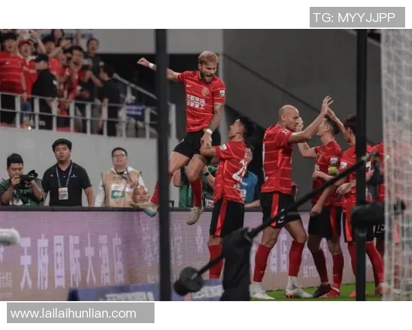 足球风云中的隐形巨星：那些看不见却决定比赛命运的球员